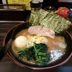 横浜家系らーめん 武術家 - 平成30年7月22日再訪問のデフォルトラーメン税込680円+特別サービスの味玉