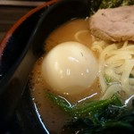 横浜家系らーめん 武術家 - 特別サービスの味玉は嬉しいですね！！