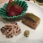 鮨 とかみ - ゴマサバの押し寿司と太刀魚の燻製とメジマグロの3点盛り