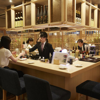 1名様利用にも、2名様以上にも人気のカウンター席（1階/焼き鳥と日本酒のフロア）