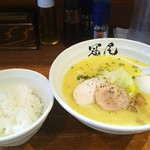 拉麺 冠尾 - 味玉白湯ラーメンとライス
