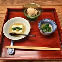 喫茶 山音 - ⚫︎先付・胡麻豆腐・生無花果に胡麻ソース・茄子とモロヘイヤのおひたし