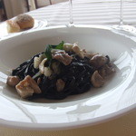 エノテーカ ピンキオーリ - イカスミを練り込んだタリオリーニ　ホロホロ鳥とタジャスカオリーブの軽い煮込み