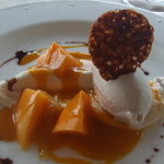 エノテーカ ピンキオーリ - フレッシュマンゴー　バナナのジェラート　新生姜のクレマをバルサミコ酢で