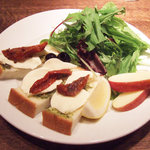 カフェ マメヒコ - モッツァレラとジェノバペーストのタルティーヌ(880円)