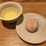 一碗水 - 水晶寿桃(桃まんじゅう 白インゲン豆とフレッシュな桃で)