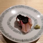 鮨 巳之七 - シマアジ。定番の胡麻だれでいただきます。