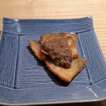 鮨 巳之七 - 鮎の唐揚げ。上にのっている肝ソースの苦みがアクセントになっています。