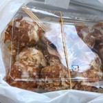 おやつ工房 味彩 - たこ焼き　鉄板に出来上がっていたものを詰めていただきました。軽い食感でダシを感じるおいしいたこ焼きでした◎　2018/07/15