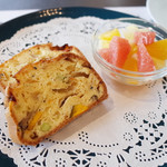 アーユルヴェーダ・カフェ ディデアン - ケークサレ＆スープセット(1200円)のケークサレとミニフルーツ