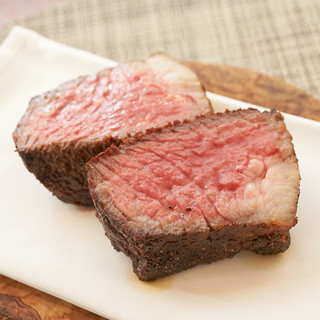 Steak allows you to simply enjoy the flavor of fresh, carefully selected Wagyu beef.