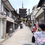 和久 - 東山の｢八坂の塔｣を横目に徒歩1分ほど(2018年7月中旬 昼)