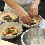 和久 - 調理の光景/茄子と鮎の田楽