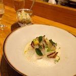 ヴィチーノ - 和風農園の新玉ねぎとソルベ 　自家製リコッタチーズとそら豆のサラダ
