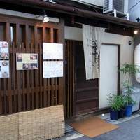味とく家 - お店の概観です。 和風な造りになっていますね。 ドアは、自分で、ガラガラって開けるタイプのようです。 店前には、本日のメニュー等が貼ってありました。
