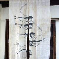 味とく家 - お店の暖簾です。 渋い感じの暖簾ですね。 白地に魚が泳いでいる図柄です。 美味しい魚が食べれそうです。 さあ、お腹もペコペコです。 入店しましょう。
