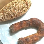 パーラー江古田 - ごまパン220円とブルーチーズのくるみパン270円。税抜き 20180725　買ってきた(^○^)