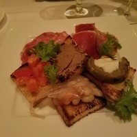 Giglio - レバーパテ、トマト、豆をのせたブルスケッタ？
                生ハム、サラミなど