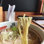 塩元帥 - 麺は平たい中太麺。