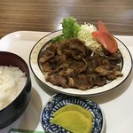 レストハウス キング - ポークソテーとご飯と沢庵、全部美味しい！
