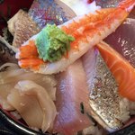 Sawa - 海鮮丼ー！ このネタの数々。 ひと手間かけたイカや鯛。青魚も輝いていて、いいです！