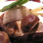 ル・コントワール・デュ・グー - 子羊のロースト・クレープ包みワインソースのアップ２