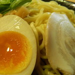 玉子とチャーシュー　アップ