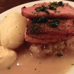 ビーボ デイリースタンド - 「サーモンのポワレとシュークルート」：香り良く蒸し焼きにされたサーモンは、白ワインと！