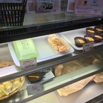 まちのくまさん - 16時半頃に訪れると変わり種ケーキはほとんど売り切れてしまってました......