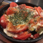 イザカヤ 山角 - ナスとトマトのブルーチーズ焼き