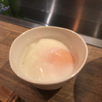 イザカヤ 山角 - 釜飯に付く半熟卵