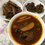 ラベヤ レストラン&スウィーツ - 左上タロイモの茎炒め、右上歩くナマズ唐揚げ、下歩くナマズカレー