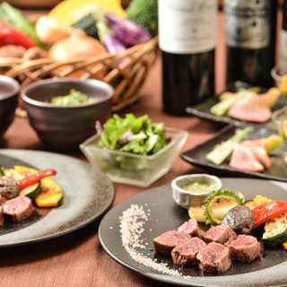 あか牛本来の旨味と風味をじっくり味わえるコースを愉しむ。