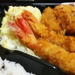 ランチタイム - 今日のエビフライはでかかった