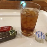 カフェローシャ - アイスティー、黒棒、ロータスカラメルビスケット
