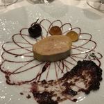 ソンブルイユ TOKYO - 鴨のフォアグラのコンフィ、黒いちじくのチャツネ ポルト ソーテルヌ マイスのソテー くるみ 鴨胸肉フュメのサラダ