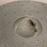 ソンブルイユ TOKYO - ベルガモットの泡、紅茶の粉末、生姜のシャーベット