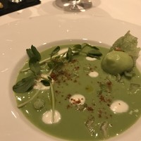 ソンブルイユ TOKYO - 甲殻類のコンソメジュレ グリーンピース レテュ エピスオイル
