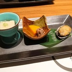 柳橋焼にく わにく - 【前菜】・胡麻豆腐　・和牛と南瓜の煮物　・トコブシの旨煮