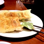 西安餃子 - 四天王餃子のセロリを食べるところ