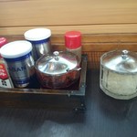 とら食堂 - 卓上。右は刻み玉ねぎ。