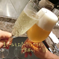 La Saison Nishiyama - 先ずは生ビール(860円)とスパークリングワイン(グラス/1290円)で記念日に乾杯〜( ^ ^ )/▽
                カウンター席だったのだけど、すぐ向こうでシェフが手際よく料理してるのが見えてナカナカ楽しい♪