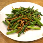 西安刀削麺 矢場町店 - ニンニクの芽と豚肉の炒め　ちょっぴり濃いめの味付けがお酒を飲んだ体に染みる～♪ニンニクの芽のシャキシャキ具合とガツンと来る味わいがたまらんっっ！！　2018/07/22