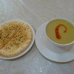 とんでイスタンブール - ランチセット　スープとナンのようなもの