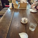 クーデリー カフェ - カフェスペースには天然木で出来た長いテーブル
            (2018.1月)