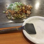 Okonomiyaki Hirano - 見た目は小ぶりだけど...