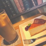 カフェアンドバー ループ - ☆チーズケーセット☆手作りチーズケーキです！しっとりで下のクラッカーがサクサクで絶品です^ - ^６５０円 【cafe】ホール売りも承けたまります！前日までご連絡ください！お値段は税込３０００円で単品購入より６００円お得！！！