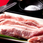 Kikambou - 熟成芋豚サムギョプサル芋豚のジューシーさをにんにく、ごま油とチョレギサラダにのせてお楽しみ下さい。