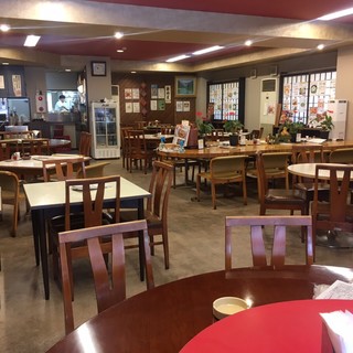 広々ゆったり過ごせる店内！大人数での貸切も可能◎