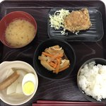 カケショク - 日替り魚定食 500円 ブリのカレー風味竜田揚げ
            肉じゃが 大根 ソーセージ ゆで卵煮物